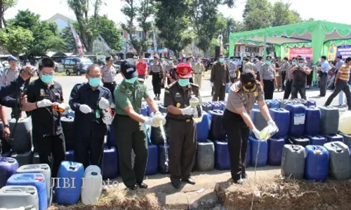 OPERASI PEKAT : Polres Sukoharjo Musnahkan 11.000 Liter Ciu dan Paket Narkoba