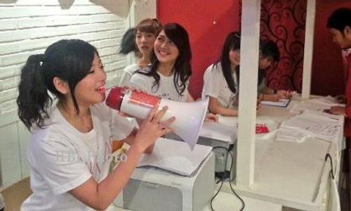 RAMADAN 2013 : Baju Lebaran? JKT48 Berjualan Kaus Sketsa Oshi-ku Lo...