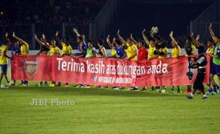 TIMNAS INDONESIA VS ARSENAL : Meriam London Bikin Indonesia Tertawa Sekaligus Menangis