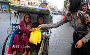 POLISI BAGIKAN TAKJIL