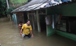 BANJIR JAKARTA : Kali Ciliwung Meluap Lagi, Genangan 1 Meter Lebih