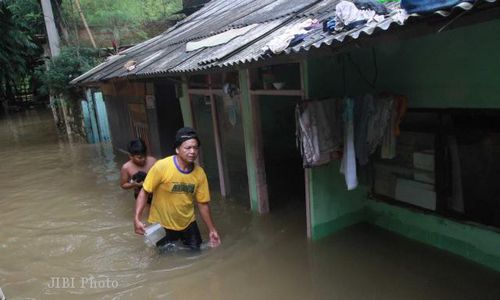 BANJIR JAKARTA : Kali Ciliwung Meluap Lagi, Genangan 1 Meter Lebih