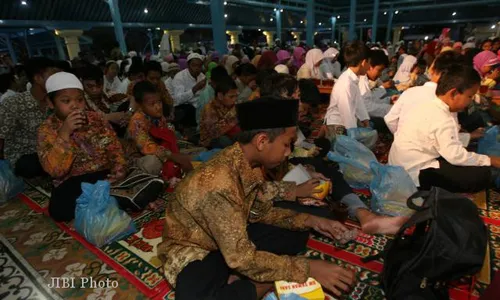 RAMADAN 2015 : Ratusan Yatim Piatu Surabaya Bergembira Bersama Advokat Peradi