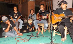 NYANYIKAN LAGU IWAN FALS