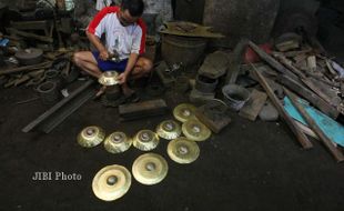 MEMBUAT GAMELAN