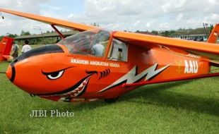 PESAWAT GLIDER Terbalik di Kebun Singkong, Siswa Sekolah Penerbang Tewas