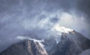 MERAPI BERGEMURUH : Pendaki Dilarang Naik Hingga Puncak