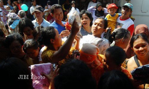 Warga Kabupaten Madiun Serbu Pasar Murah Beras Rp7.500/Kg