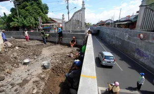 UNDERPASS MAKAMHAJI :  Lebaran, Pemaprasan Tembok Diperkirakan Belum Selesai