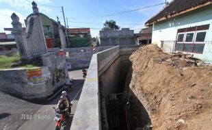 PEMAPRASAN TEMBOK UNDERPASS