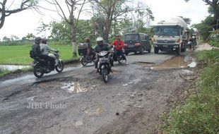  JALAN RUSAK : Jalur Mudik Lintas Timur Sukoharjo Rusak Parah