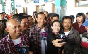 PILPRES 2014 : Pakai Baju Kotak-Kotak Lagi, Jokowi Dispekulasikan Mulai "Kampanye"