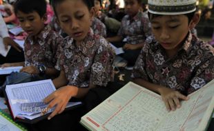 BIAYA SEKOLAH : Waduh, Gara-Gara Sekolah Gratis Para Siswa Ini Tak Bisa Belajar Alquran. Kok Bisa?