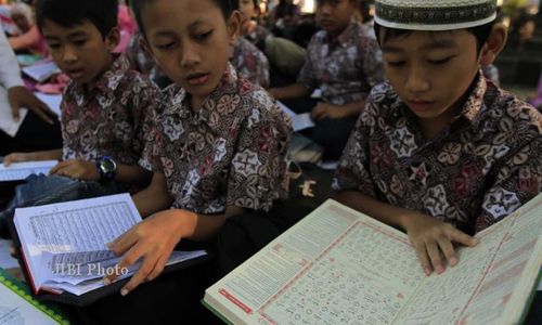 BIAYA SEKOLAH : Waduh, Gara-Gara Sekolah Gratis Para Siswa Ini Tak Bisa Belajar Alquran. Kok Bisa?