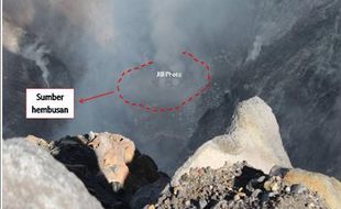 MERAPI BERGEMURUH : Semburan Abu Sampai Radius 20 Kilometer