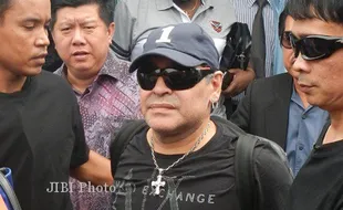 MARADONA KE INDONESIA : Di Jakarta Bad Mood, Di Surabaya Minta Piano