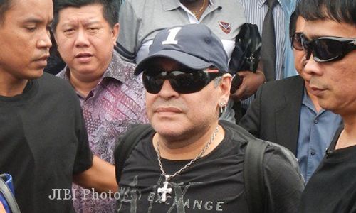 MARADONA KE INDONESIA : Di Jakarta Bad Mood, Di Surabaya Minta Piano