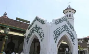 RAMADAN 2013 : Masjid Al Wustho Merana, Atapnya Berlubang