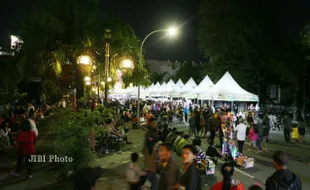 PASAR MALAM NGARSOPURO : Pemasangan Tenda Hambat Bus Wisata ke Mangkunegaran