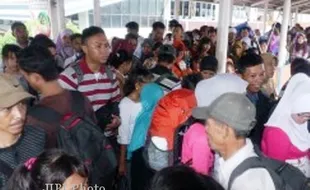 MUDIK LEBARAN 2013 : Pemudik Mulai Padati Merak-Bakauheni