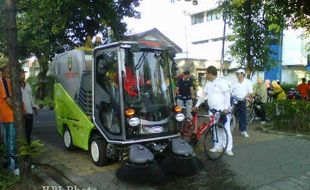 ROAD SWEEPER : Walikota Jajal Mobil Penyapu, Petugas Tak Perlu Waswas