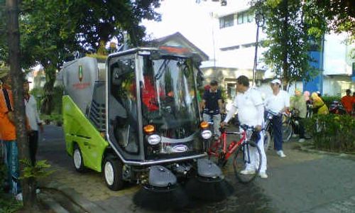 ROAD SWEEPER : Walikota Jajal Mobil Penyapu, Petugas Tak Perlu Waswas