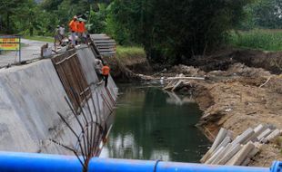 PEMBANGUNAN TALUD