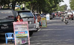 PENUKARAN UANG : BI Gandeng Pemda Tertibkan Penukaran Pinggir Jalan