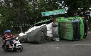 KECELAKAAN SOLO : Truk Guling, Plastik Berserakan, Mbah Yo Selamat