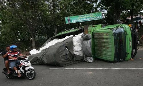 KECELAKAAN SOLO : Truk Guling, Plastik Berserakan, Mbah Yo Selamat