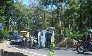 Hindari Tabrakan, Truk Pengangkut Tebu Terguling di Tikungan Tleseh