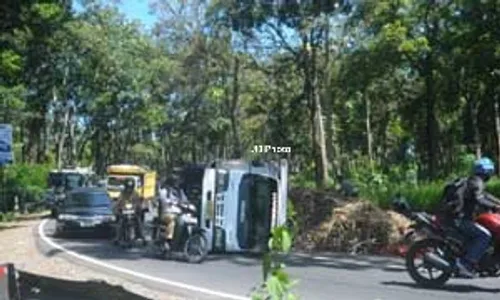 Hindari Tabrakan, Truk Pengangkut Tebu Terguling di Tikungan Tleseh