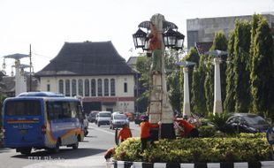 BERSIHKAN TUGU PEMANDENGAN