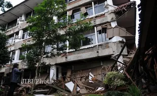 GEDUNG KAMPUS UI AMBRUK