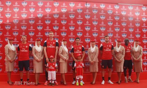 TIMNAS INDONESIA VS ARSENAL : Fans Berburu Oleh-Oleh dari Inggris