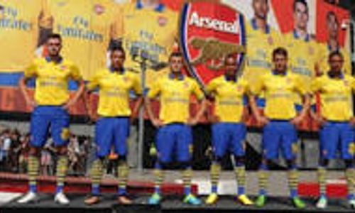 TIMNAS INDONESIA VS ARSENAL : Dream Team Seragam Putih-Merah, Gunners Kuning-Biru