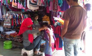 Harga Sembako Masih Melejit, Warga Pilih Beli Baju