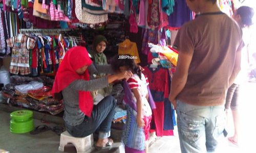 Harga Sembako Masih Melejit, Warga Pilih Beli Baju