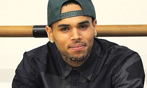 KASUS ARTIS : Korban Cabut Gugatan Terhadap Chris Brown