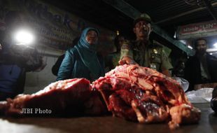 DAGING GLONGGONGAN :  Jelang Lebaran 2014, Daging Glonggongan Beredar