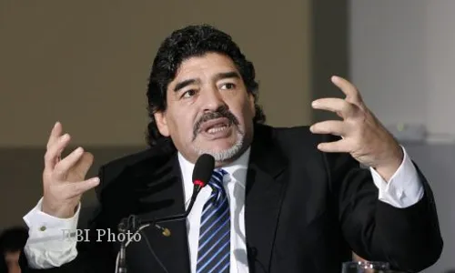 MARADONA KE INDONESIA : Meski Gerimis, Maradona Tetap Antusias Latih Ratusan Anak di Surabaya