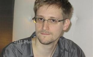 TEKNOLOGI INFORMASI : Edward Snowden Melarang Penggunaan Facebook, Google, dan Dropbox! Ini Penjelasannya 