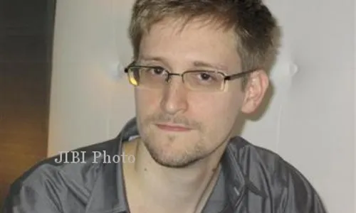 TEKNOLOGI INFORMASI : Edward Snowden Melarang Penggunaan Facebook, Google, dan Dropbox! Ini Penjelasannya 