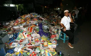 KEBAKARAN SOLO : “Kalau Busri Terbakar Aku Beli Buku Murah Di mana?”