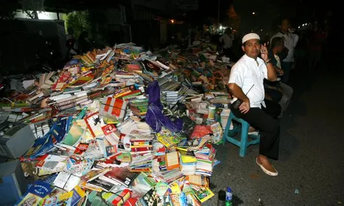 KEBAKARAN SOLO : “Kalau Busri Terbakar Aku Beli Buku Murah Di mana?”