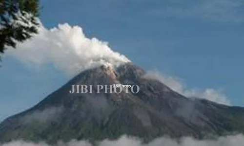 MERAPI BERGEMURUH : Ini Rangkaian Aktivitas Gunung Merapi Senin 22 Juli 2013