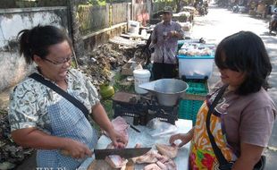   HARGA DAGING AYAM : Jelang Ramadan, Harga Meroket