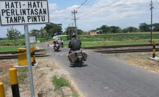 MUDIK LEBARAN 2013 : H-7 Lebaran, Linmas Klaten Jaga Belasan Perlintasan KA Tanpa Palang