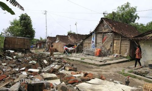 RELOKASI BANTARAN : 76 Penghuni Bertahan Di Bantaran Sungai Bengawan Solo