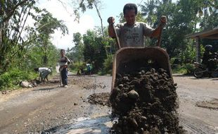  JALUR EVAKUASI RUSAK : Swadaya, Warga Kemalang Klaten Lakukan Perbaikan